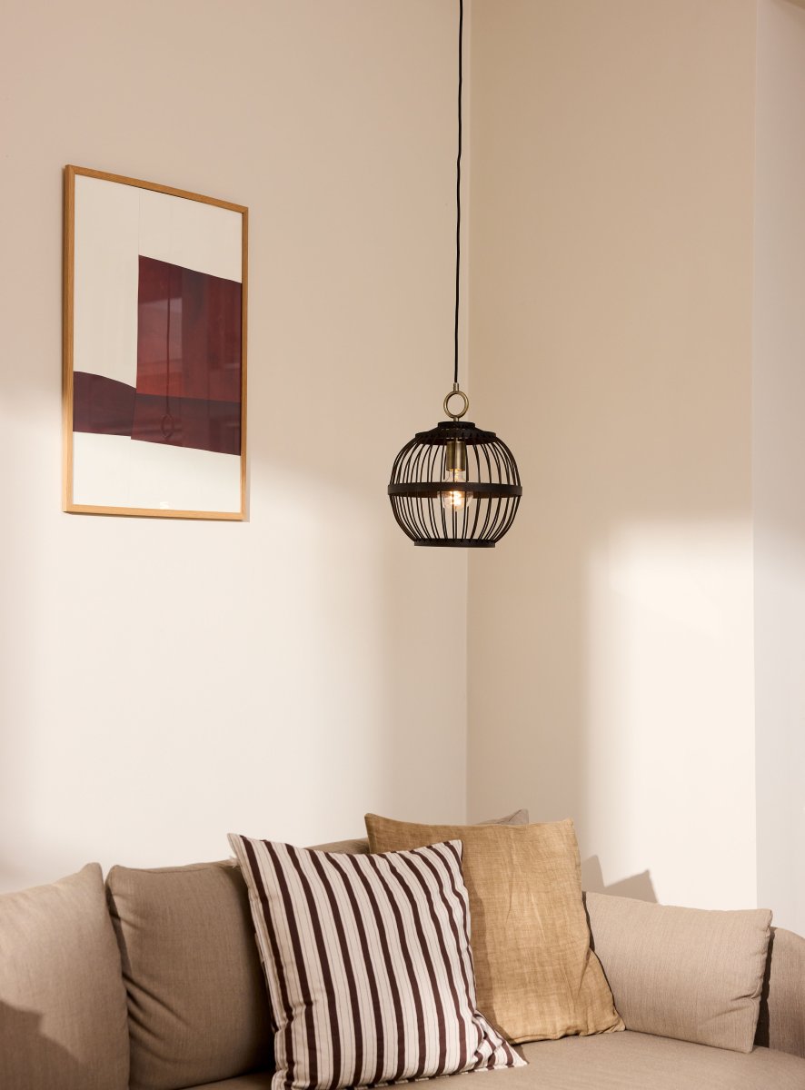 Stockholm Nordic Ø30 Sort loftslampe Fra Halo Design - Fremstillet af sortolieret træ&auml; giver den en elegant og varm følelse, der passer perfekt i både klassiske og moderne miljøer.
