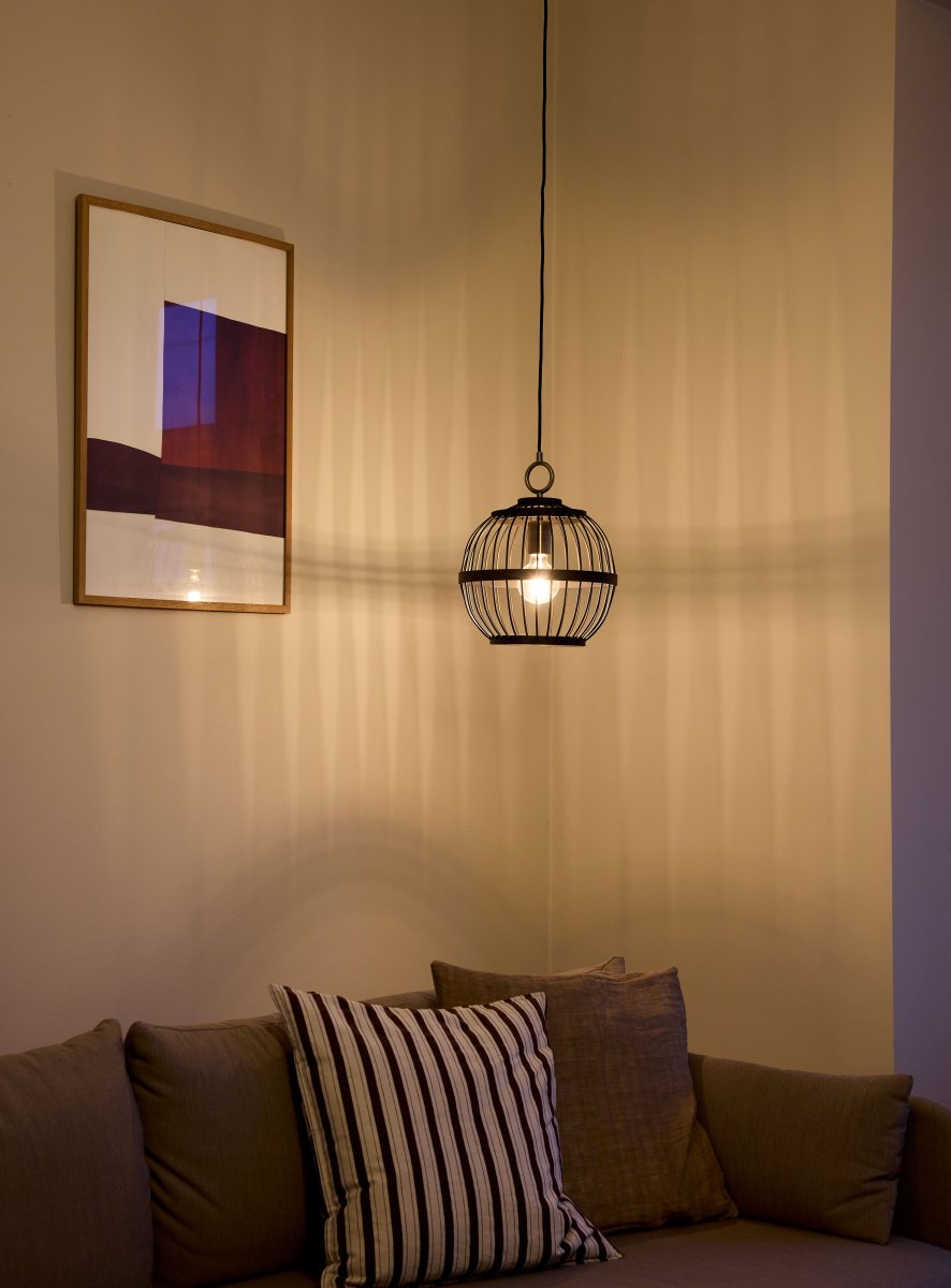Stockholm Nordic Ø30 Sort loftslampe Fra Halo Design - Fremstillet af sortolieret træ&auml; giver den en elegant og varm følelse, der passer perfekt i både klassiske og moderne miljøer.
