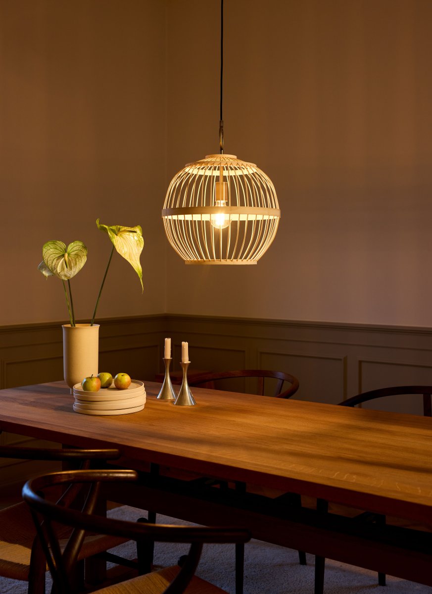 Stockholm Nordic Ø40 Natur loftslampe Fra Halo Design - Lavet af lyst træ&auml; giver den en elegant og varm følelse, der passer perfekt i både klassiske og moderne miljøer.