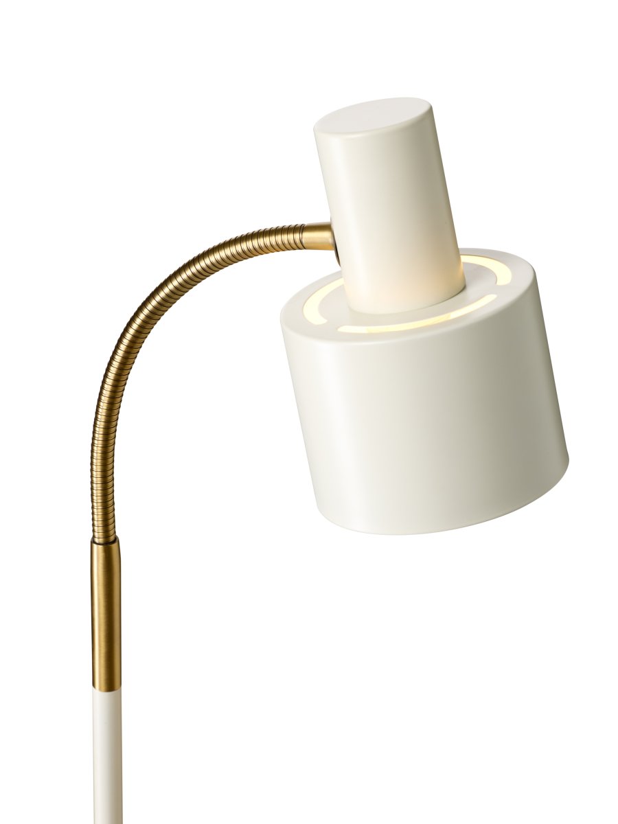Vogue Hvid gulvlampe Fra Halo Design - Kombinationen af hvidmetal og antik messing giver lampen et tidløst udtryk, der passer lige godt i moderne og klassiske hjem.
