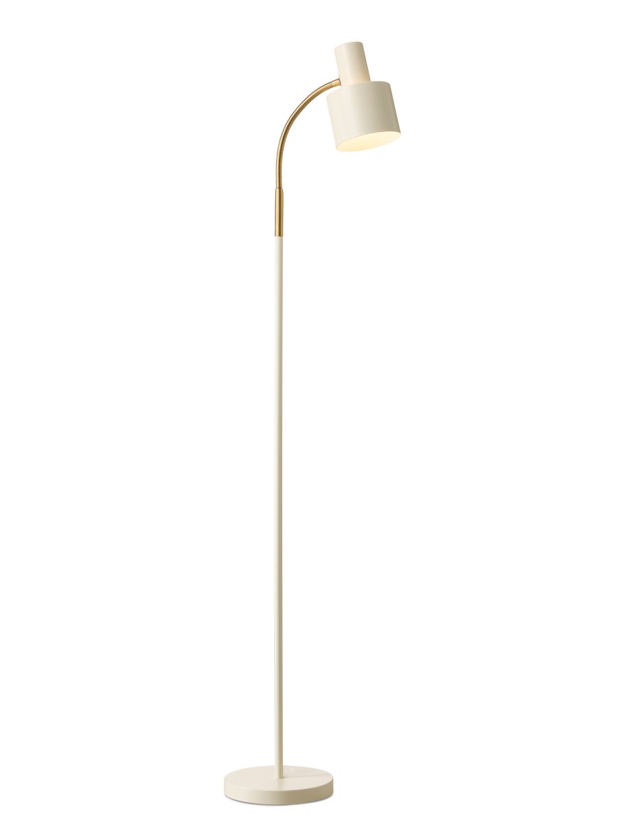 Vogue Hvid gulvlampe Fra Halo Design - Kombinationen af hvidmetal og antik messing giver lampen et tidløst udtryk, der passer lige godt i moderne og klassiske hjem.