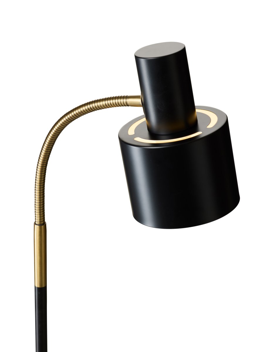 Vogue Sort gulvlampe Fra Halo Design - Kombinationen af sort metal og antik messing giver lampen et tidløst udtryk, der passer lige godt i moderne og klassiske hjem.