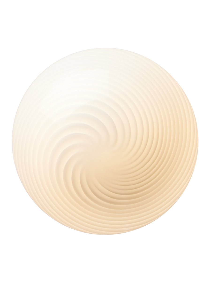 Mini Mush 17cm Hvid bordlampe Fra Halo Design - Den unikke, vægformede skærm giver en blød og behagelig lysspredning, perfekt til at skabe en hyggelig atmosfære i ethvert rum.