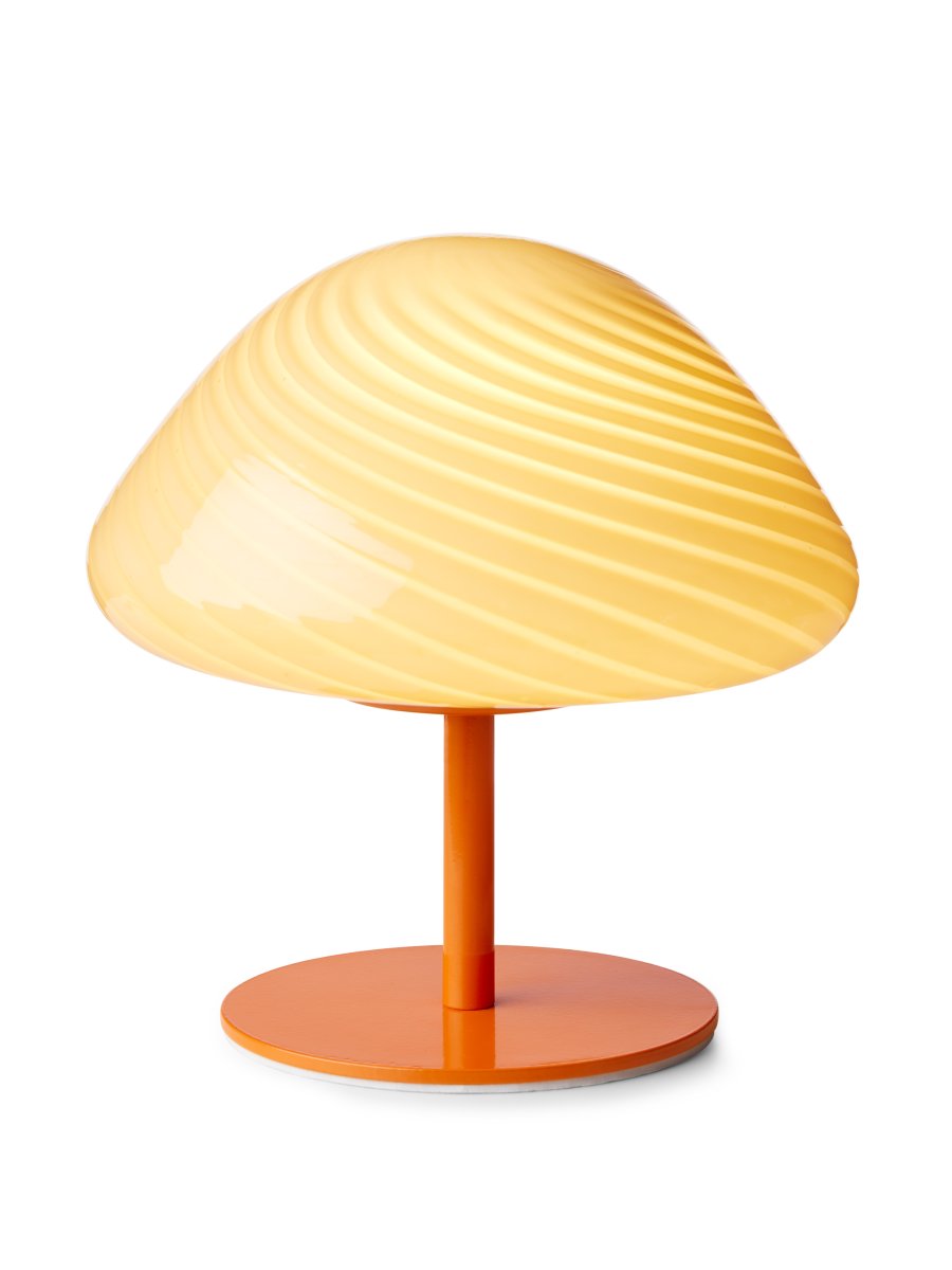 Mini Mush 17cm Orange bordlampe Fra Halo Design - Den unikke, v&aelig;gformede sk&aelig;rm giver en bl&oslash;d og behagelig lysspredning, perfekt til at skabe en hyggelig atmosf&aelig;re i ethvert rum.