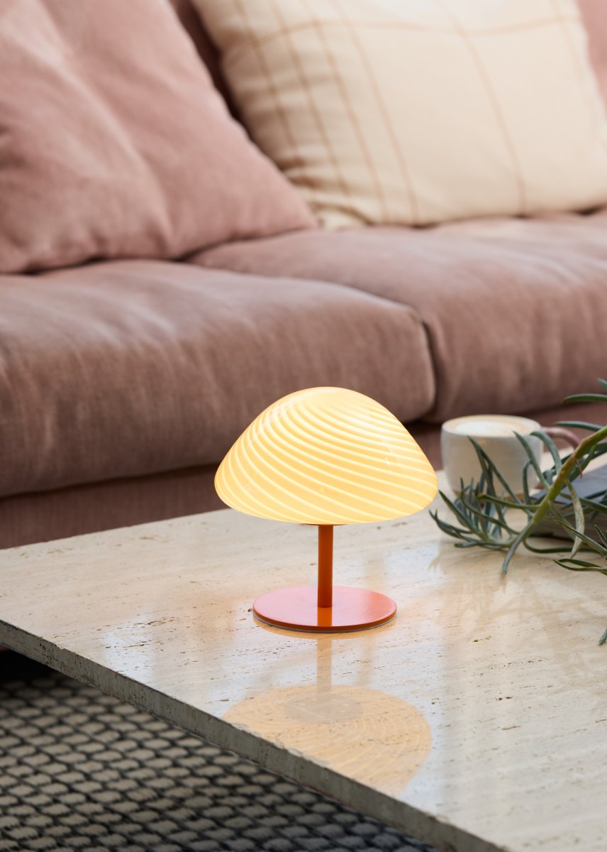 Mini Mush 17cm Orange bordlampe Fra Halo Design - Den unikke, v&aelig;gformede sk&aelig;rm giver en bl&oslash;d og behagelig lysspredning, perfekt til at skabe en hyggelig atmosf&aelig;re i ethvert rum.