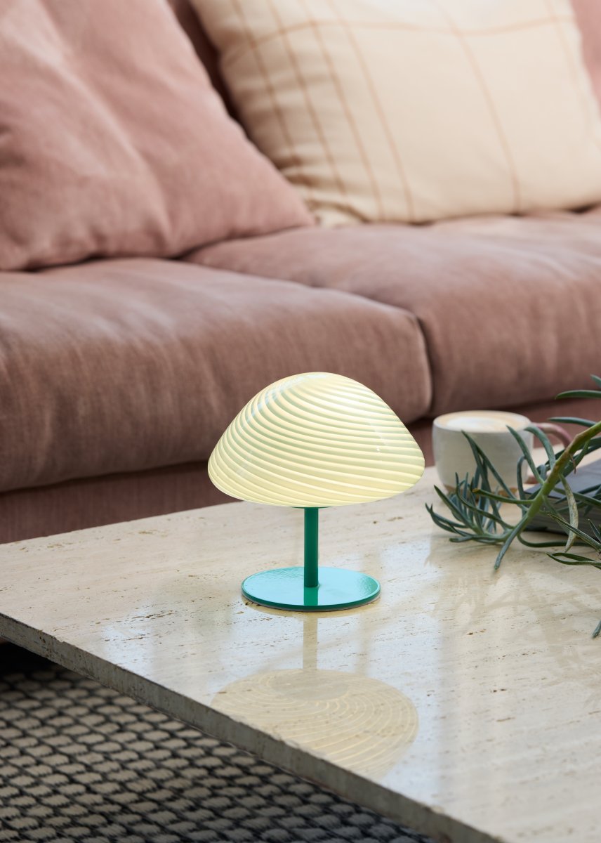 Mini Mush 17cm Turkis bordlampe Fra Halo Design - Den unikke, vægformede skærm giver en blød og behagelig lysspredning, perfekt til at skabe en hyggelig atmosfære i ethvert rum.