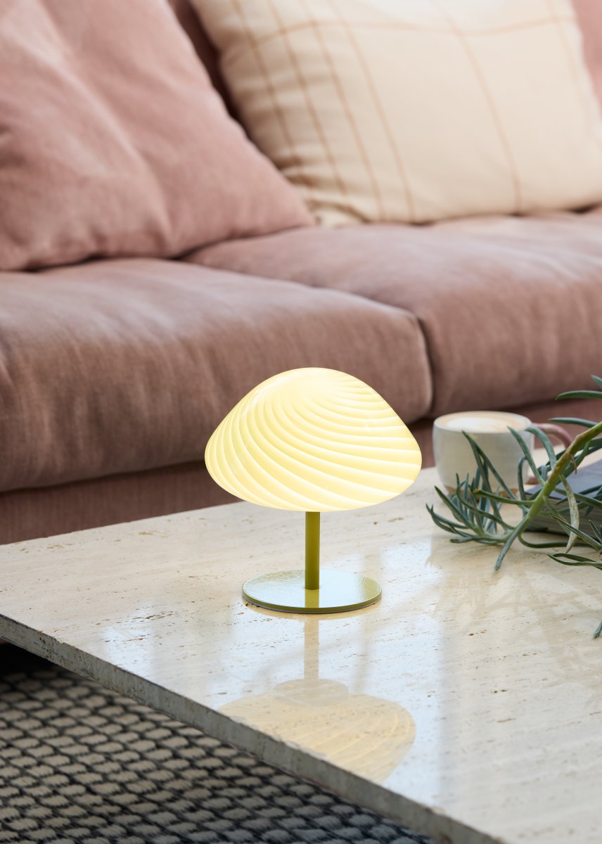 Mini Mush 17cm Oliven bordlampe Fra Halo Design - Den unikke, vægformede skærm giver en blød og behagelig lysspredning, perfekt til at skabe en hyggelig atmosfære i ethvert rum.