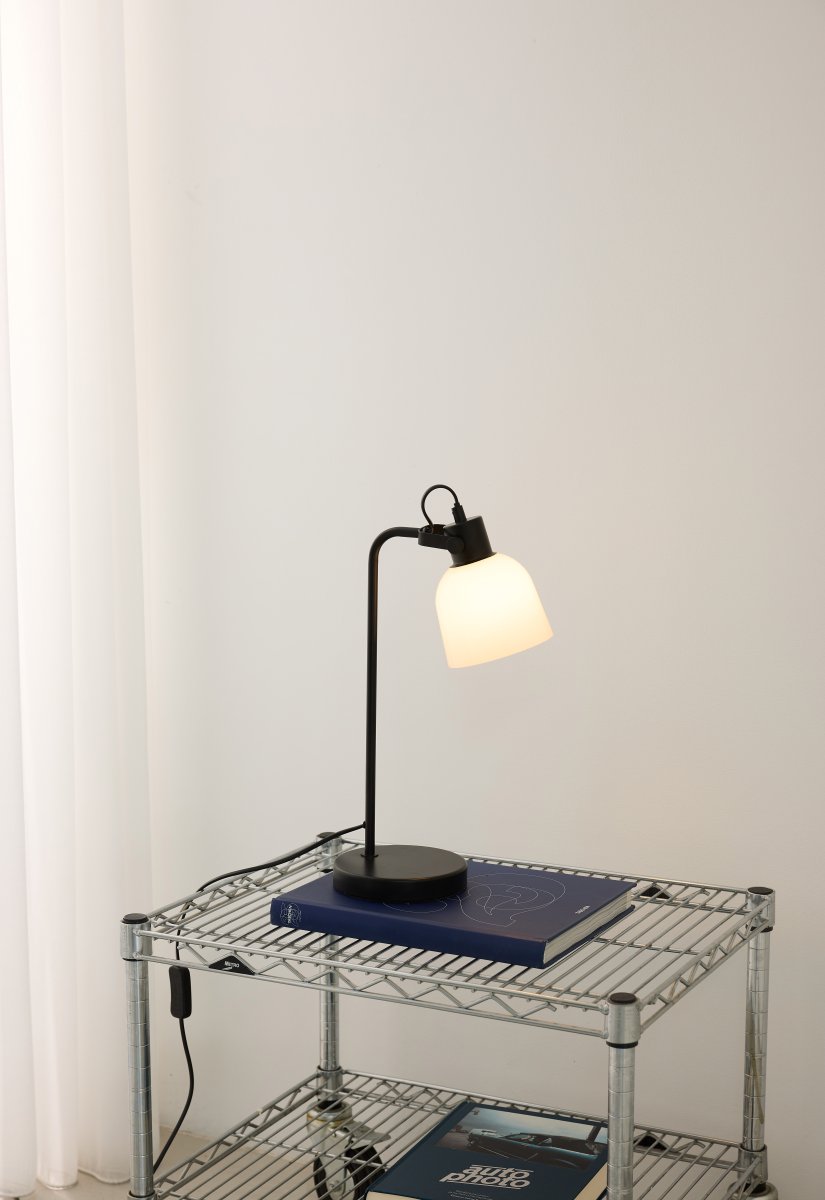 Glow 43cm Sort skrivebordslampe Fra Halo Design - Opalglasskærmen giver en flot lysspredning og derfor; den kan vinkles, det giver dig mulighed for at bruge lampen som både læselampe og som dekorativ almenbelysning.