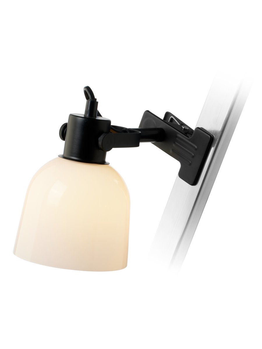 Glow Sort klemmelampe Fra Halo Design - Den opalglasskærm giver en flot lysspredning og med den vinklede arm giver det dig mulighed for at bruge lampen som lampe og som dekorativ almenbelysning.