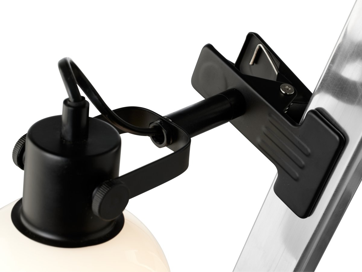 Glow Sort klemmelampe Fra Halo Design - Den opalglasskærm giver en flot lysspredning og med den vinklede arm giver det dig mulighed for at bruge lampen som lampe og som dekorativ almenbelysning.