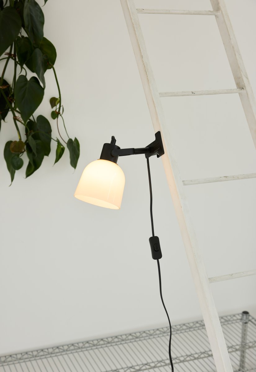 Glow Sort klemmelampe Fra Halo Design - Den opalglasskærm giver en flot lysspredning og med den vinklede arm giver det dig mulighed for at bruge lampen som lampe og som dekorativ almenbelysning.