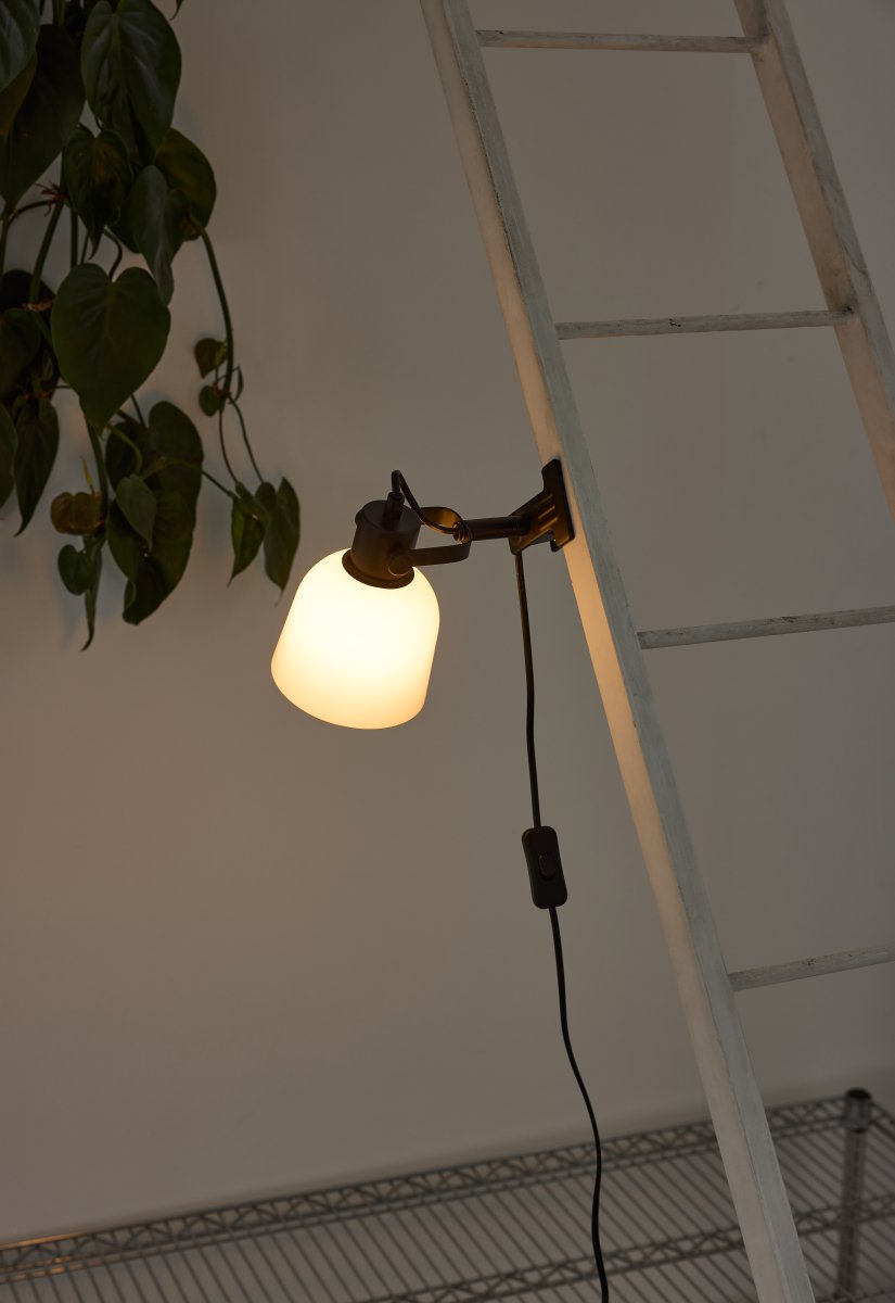 Glow Sort klemmelampe Fra Halo Design - Den opalglasskærm giver en flot lysspredning og med den vinklede arm giver det dig mulighed for at bruge lampen som lampe og som dekorativ almenbelysning.