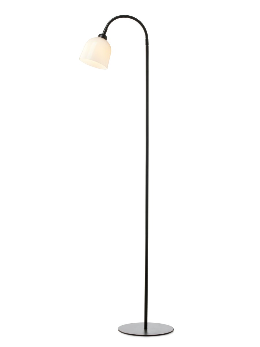 Glow 1 Sort gulvlampe Fra Halo Design - Skærmen af opalglas giver flot lysspredning i rummet og armen er bevægelig, hvilket giver dig mulighed for at bruge lampen som både lampe og som dekorativ almenbelysning.