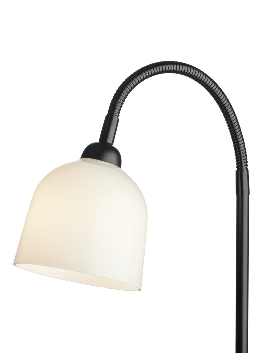 Glow 1 Sort gulvlampe Fra Halo Design - Skærmen af opalglas giver flot lysspredning i rummet og armen er bevægelig, hvilket giver dig mulighed for at bruge lampen som både lampe og som dekorativ almenbelysning.