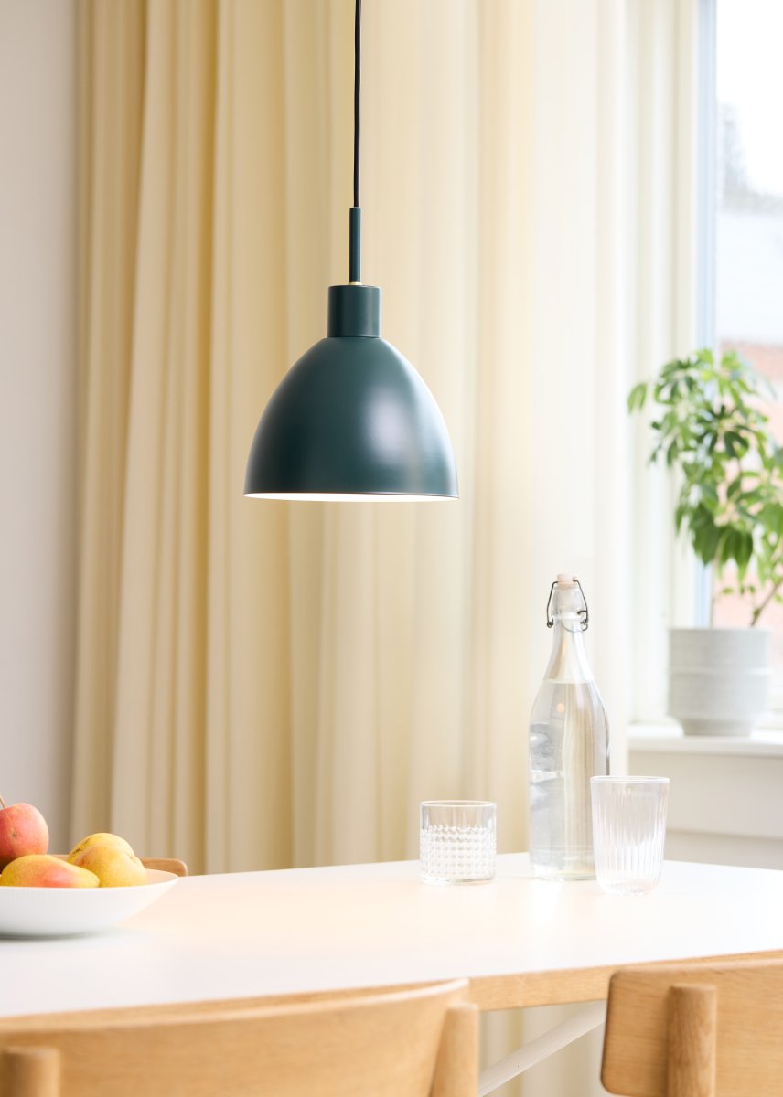 Rock Ø20 Grøn loftslampe Fra Halo Design - Rock er med sit enkle og tidl&oslash;se design ideel til k&oslash;kkenbordet, spisepladsen eller arbejdsfladen, da den giver et direkte og behageligt lys.