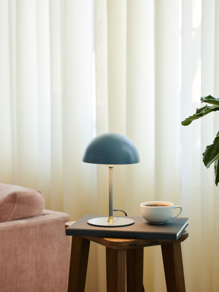 Boogie 25cm Blå bordlampe Fra Halo Design - Boogie er en smuk bordlampe med retro design.