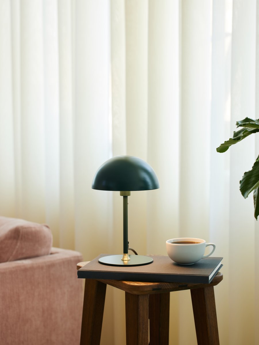 Boogie 25cm Mørkegrøn bordlampe Fra Halo Design - Boogie er en smuk bordlampe med retro design.