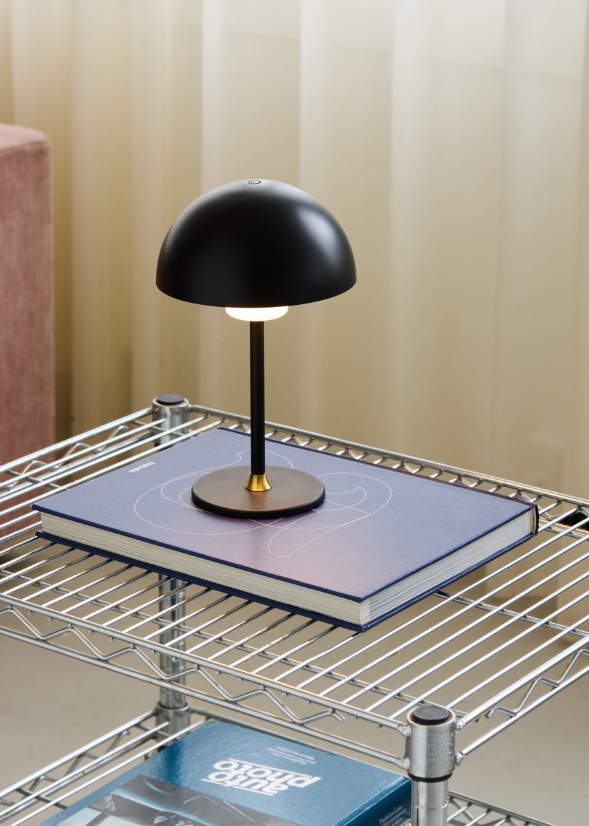 Moon Light 27cm Sort bærbar Fra Halo Design - Det genopladelige batteri giver fleksibilitet og med det medf&oslash;lgende USB-kabel kan du nemt oplade det.