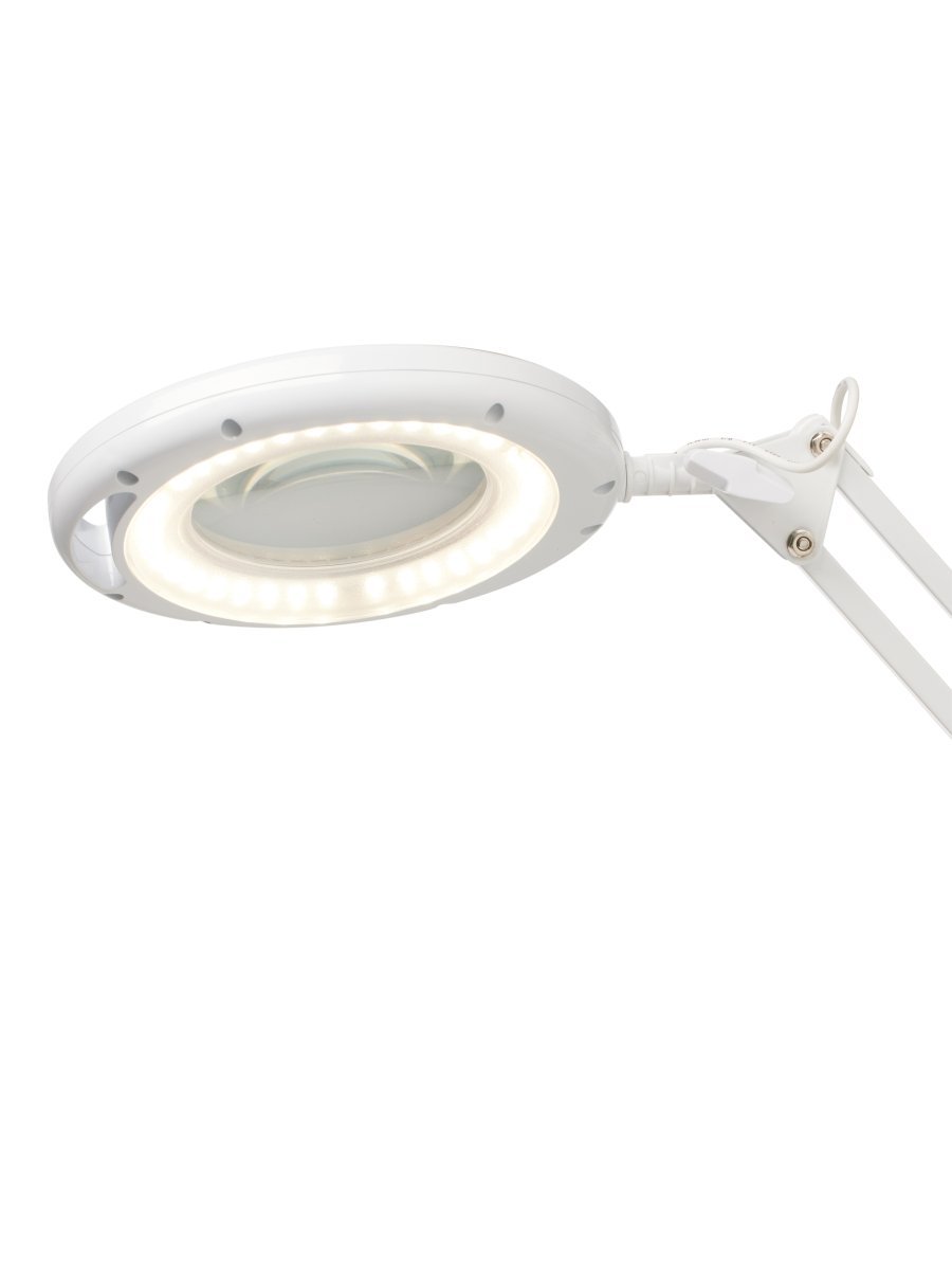 Magni Archi Hvid klemmelampe Fra Halo Design - Den vinklede arm har et justerbart lampehoved med integreret LED på 7W som udsender stærkt og godt arbejdslys.