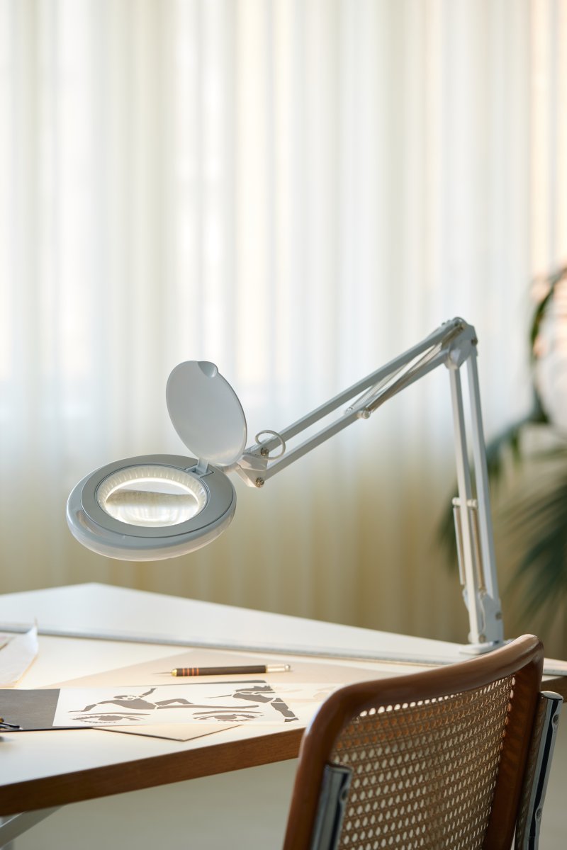 Magni Archi Hvid klemmelampe Fra Halo Design - Den vinklede arm har et justerbart lampehoved med integreret LED på 7W som udsender stærkt og godt arbejdslys.