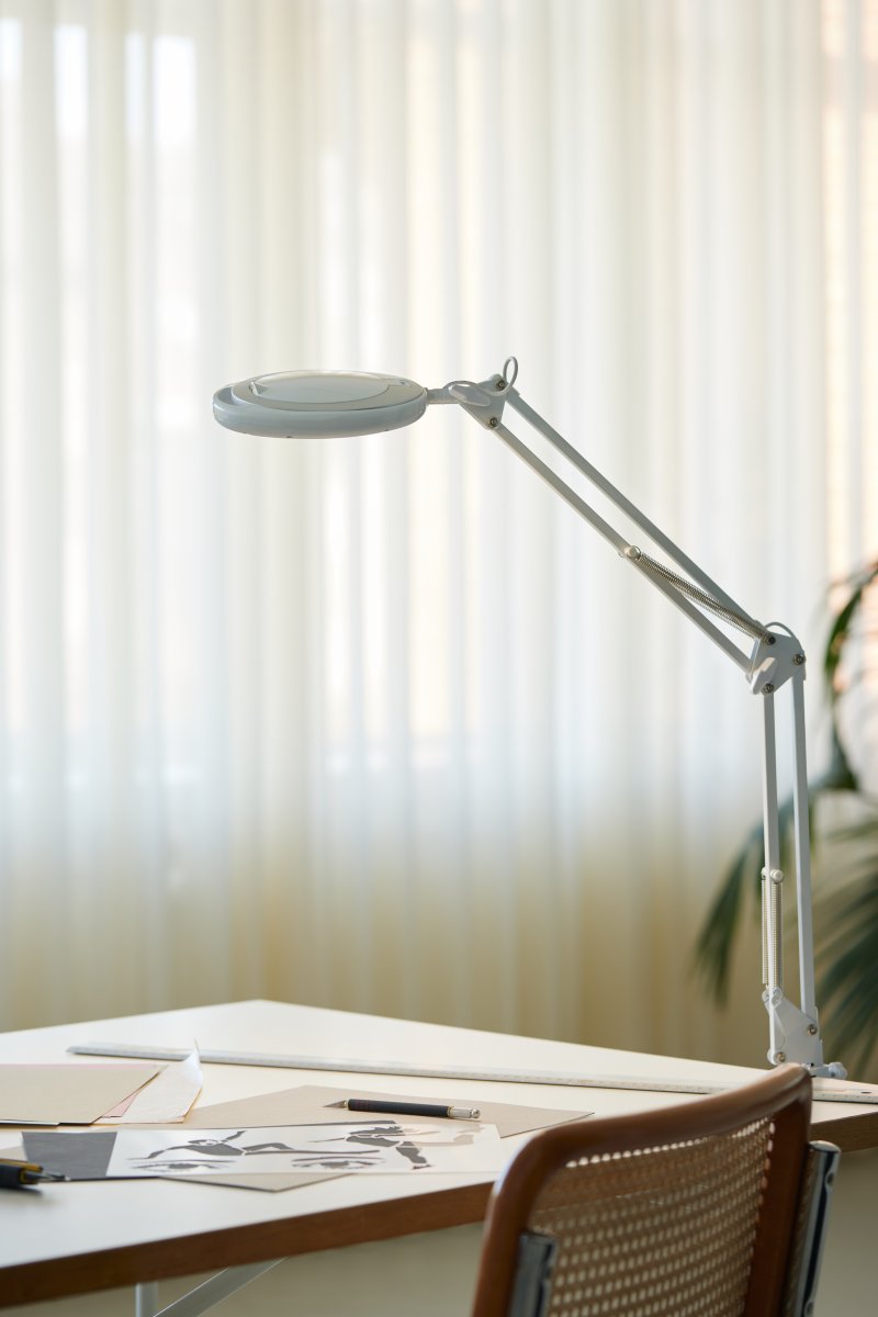 Magni Archi Hvid klemmelampe Fra Halo Design - Den vinklede arm har et justerbart lampehoved med integreret LED på 7W som udsender stærkt og godt arbejdslys.