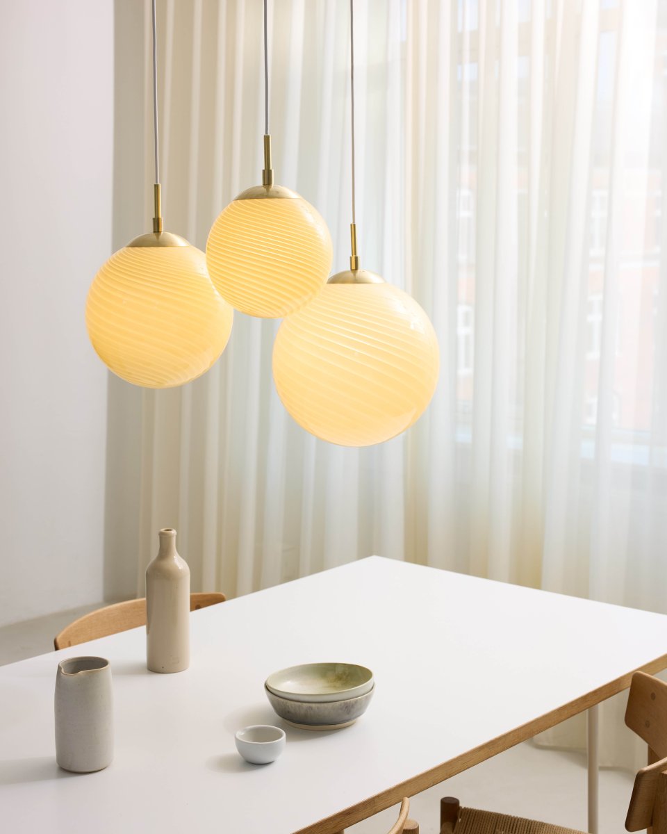 Candy Ball Ø30 Cremet hvid loftslampe Fra Halo Design - Candy Ball er en elegant loftspendel, der kombinerer smukt håndværk med moderne design.