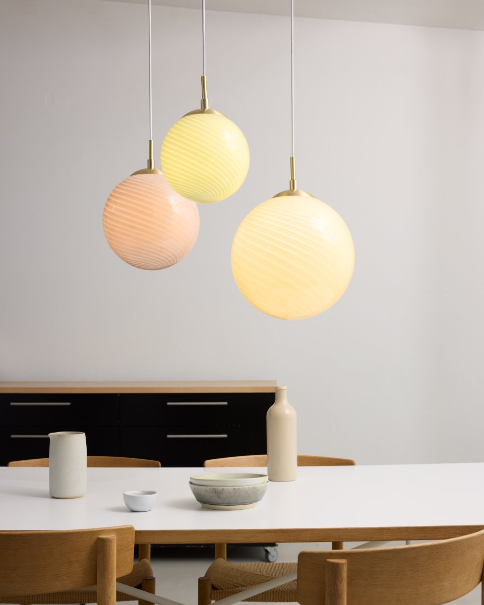 Candy Ball Ø25 Lyserød loftslampe Fra Halo Design - Med sit tidløse design passer Candy Ball lige så fint i et vindue som over et sidebord eller i en gruppe over spisebordet.