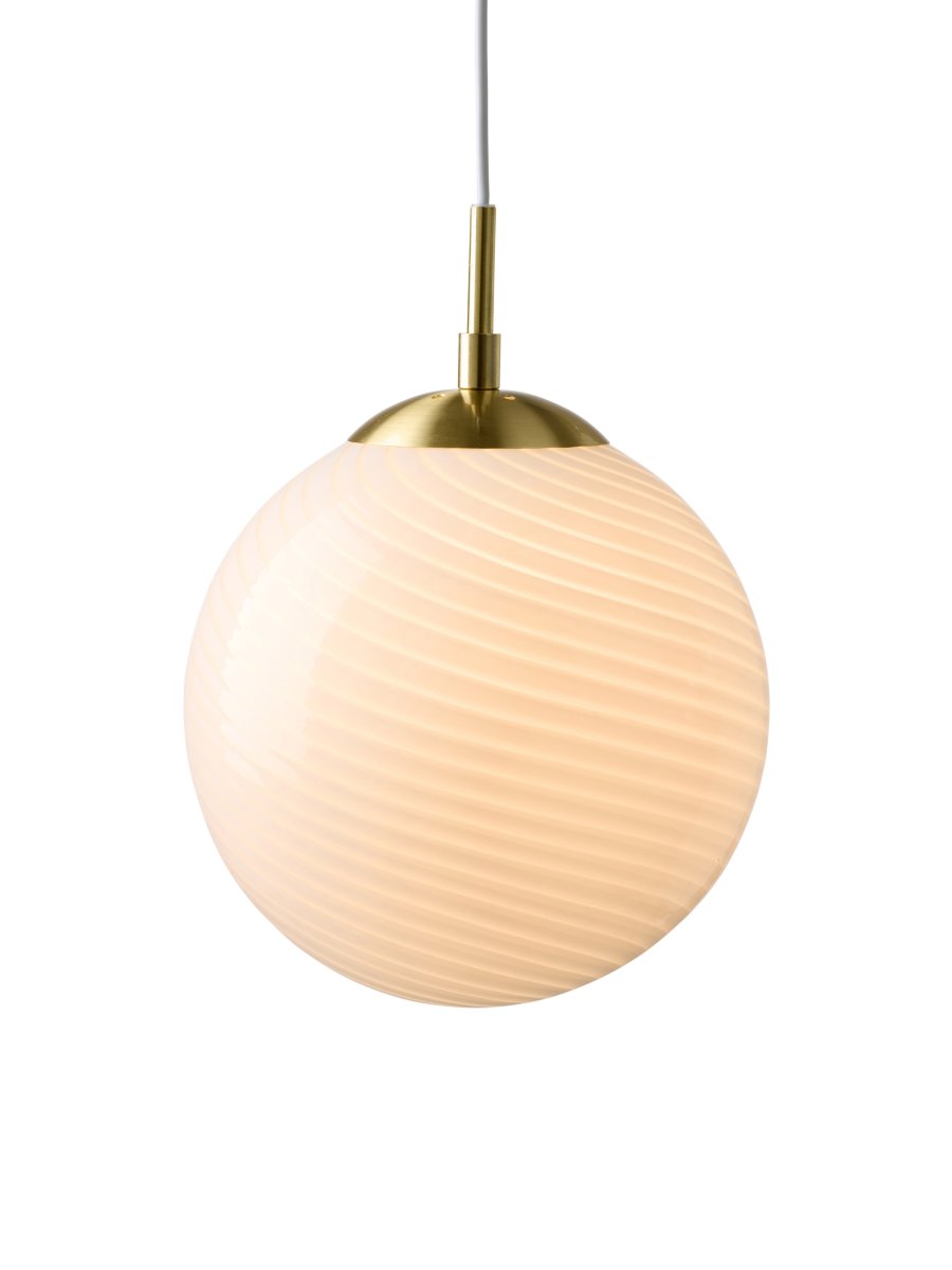 Zoom billede af Candy Ball Ø25 Hvid loftslampe Fra Halo Design - Med sit tidløse design passer Candy Ball lige så fint i et vindue som over et sidebord eller i en gruppe over spisebordet.