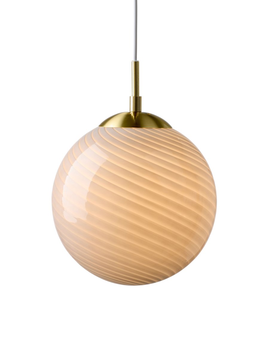 Candy Ball Ø25 Grå loftslampe Fra Halo Design - Med sit tidløse design passer Candy Ball lige så fint i et vindue som over et sidebord eller i en gruppe over spisebordet.