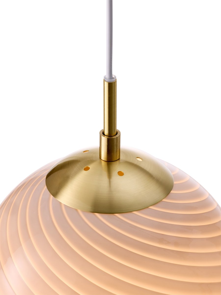 Candy Ball Ø25 Grå loftslampe Fra Halo Design - Med sit tidløse design passer Candy Ball lige så fint i et vindue som over et sidebord eller i en gruppe over spisebordet.