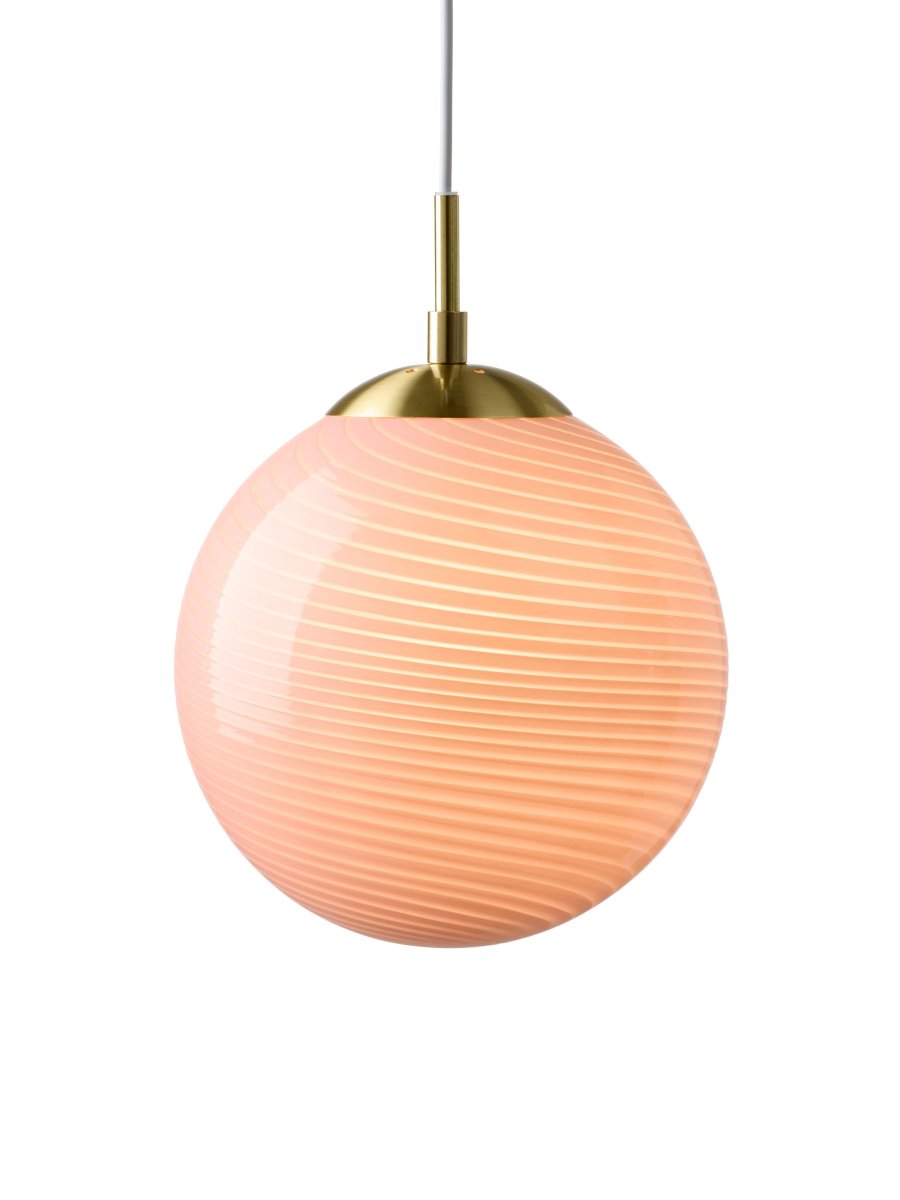 Candy Ball Ø25 Lyserød loftslampe Fra Halo Design - Med sit tidløse design passer Candy Ball lige så fint i et vindue som over et sidebord eller i en gruppe over spisebordet.