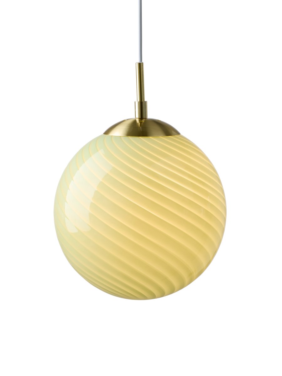 Zoom billede af Candy Ball Ø25 Grøn loftslampe Fra Halo Design - Med sit tidl&oslash;se design passer Candy Ball lige s&aring; fint i et vindue som over et sidebord eller i en gruppe over spisebordet.