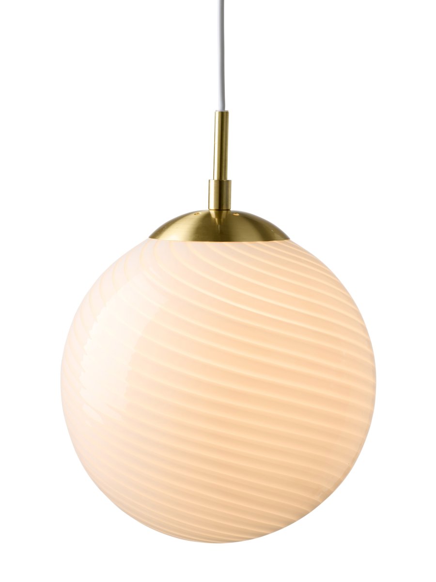 Zoom billede af Candy Ball Ø30 Hvid loftslampe Fra Halo Design - Med sit tidløse design passer Candy Ball lige så fint i et vindue som over et sidebord eller i en gruppe over spisebordet.