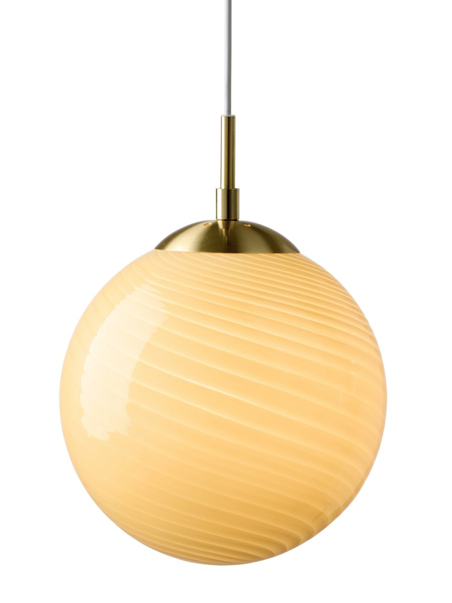 Candy Ball Ø30 Cremet hvid loftslampe Fra Halo Design - Candy Ball er en elegant loftspendel, der kombinerer smukt håndværk med moderne design.