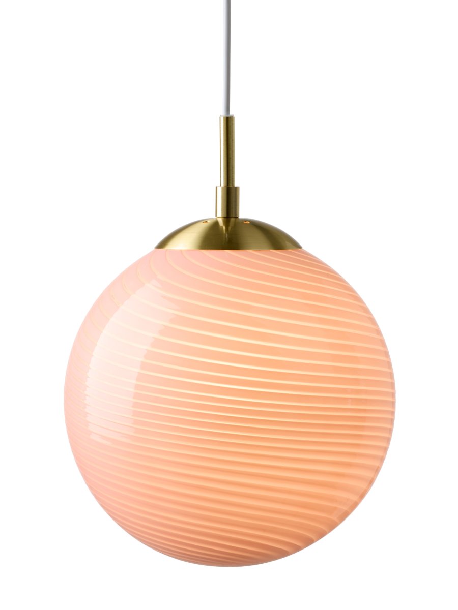 Candy Ball Ø30 Lyserød loftslampe Fra Halo Design - Med sit tidl&oslash;se design passer Candy Ball lige s&aring; fint i et vindue som over et sidebord eller i en gruppe over spisebordet.