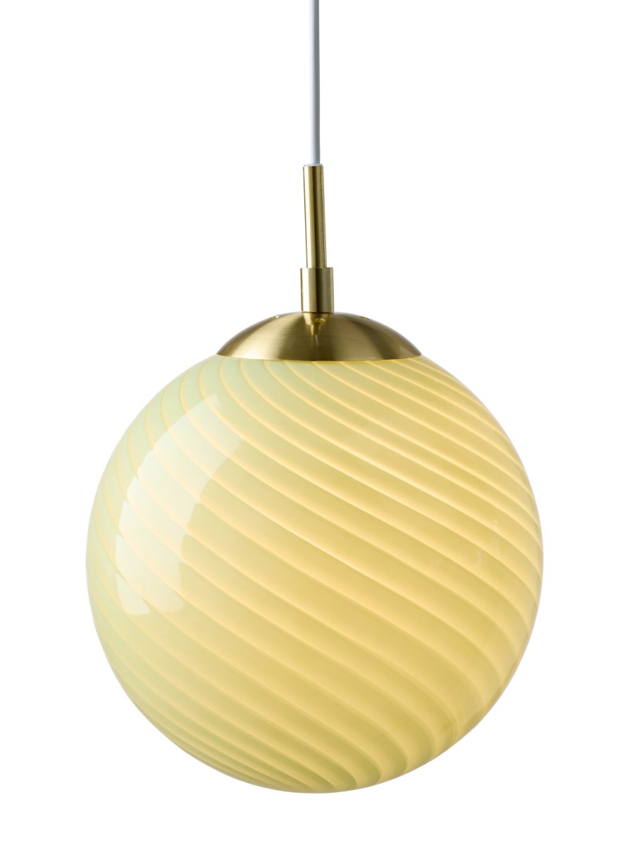 Zoom billede af Candy Ball Ø30 Grøn loftslampe Fra Halo Design - Med sit tidløse design passer Candy Ball lige så fint i et vindue som over et sidebord eller i en gruppe over spisebordet.