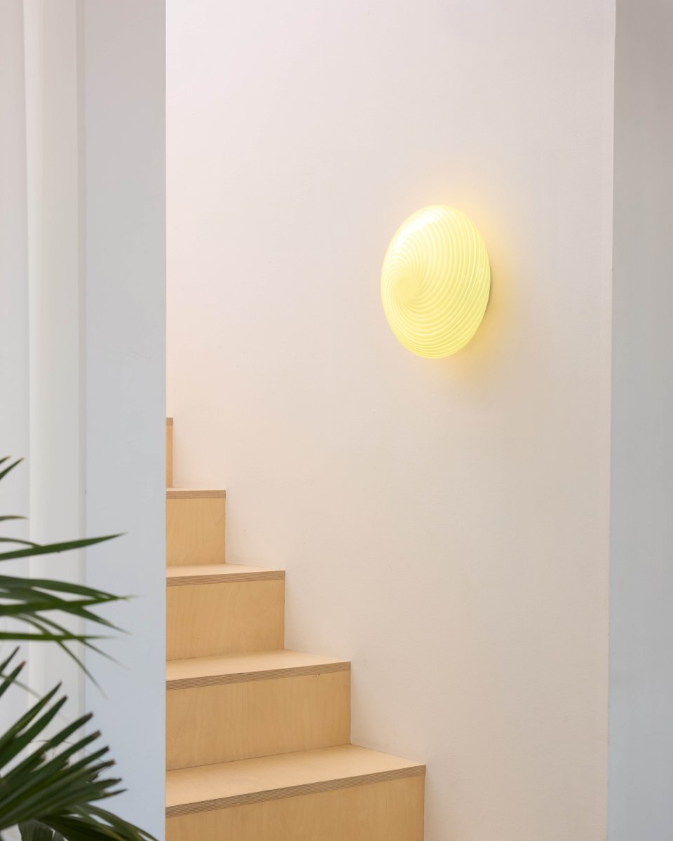 Candy Ø30 Cremet hvid plafond Fra Halo Design - Den rundede skærm er lavet af mundblæst glas med et dekorativt, snoet mønster, der giver lampen et smukt udtryk.