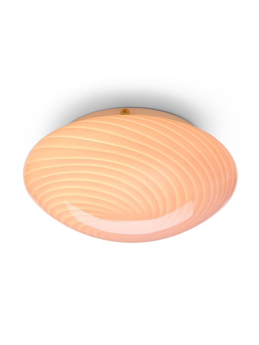Candy Ø30 Lyserød plafond Fra Halo Design - Den rundede skærm er lavet af mundblæst glas med et dekorativt, snoet mønster, der giver lampen et smukt udtryk.
