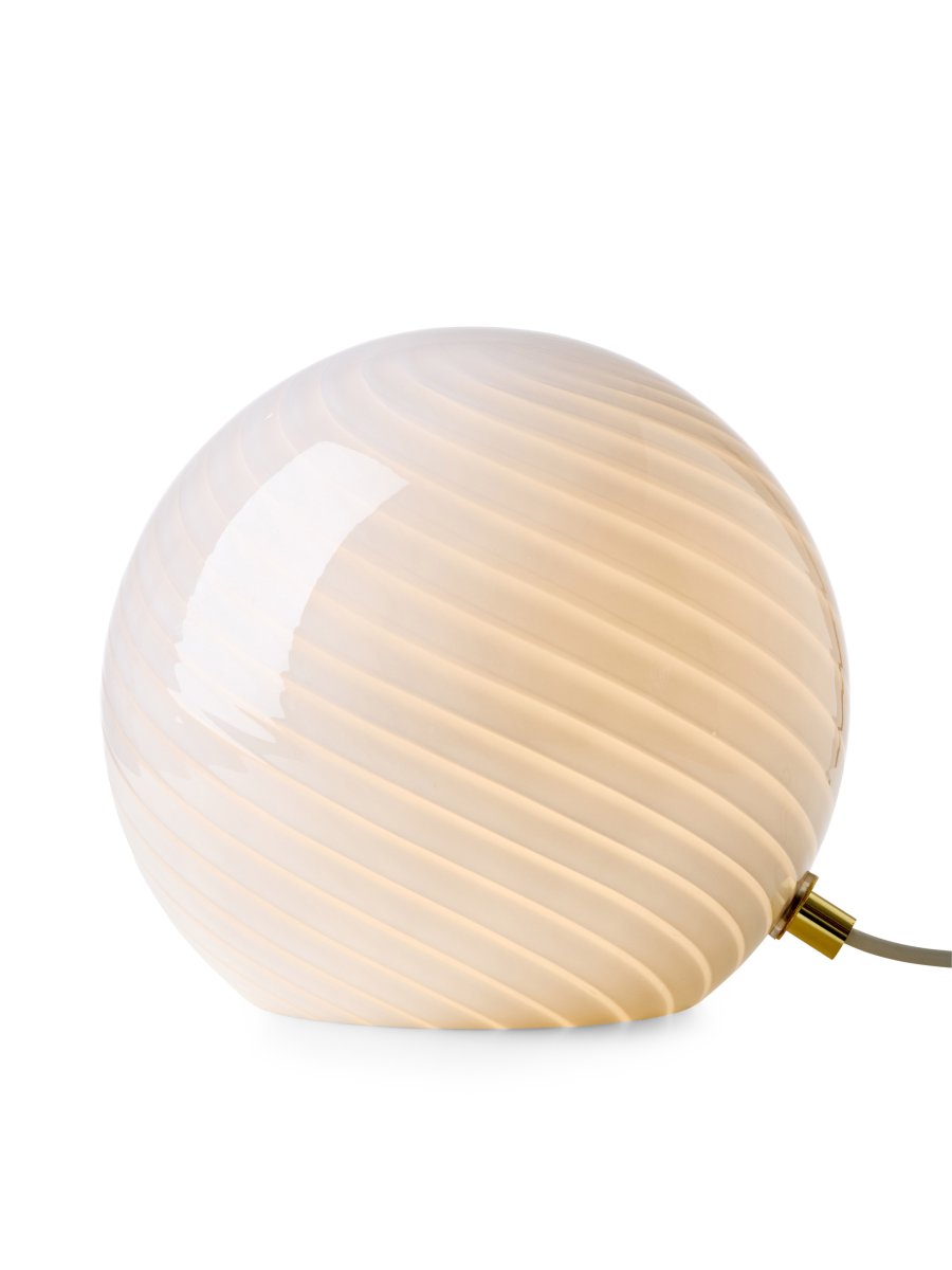 Zoom billede af Candy 20cm Hvid bordlampe Fra Halo Design - Med sin kompakte form og stilfulde design passer Candy lige så godt på et sidebord som i et vindue, på en hylde eller et natbord.