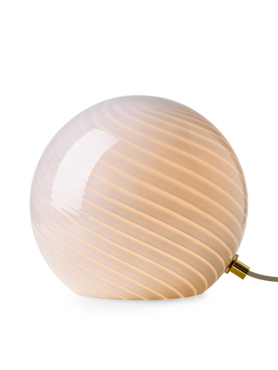 Zoom billede af Candy 20cm Grå bordlampe Fra Halo Design - Med sin kompakte form og stilfulde design passer Candy lige så godt på et sidebord som i et vindue, på en hylde eller et natbord.