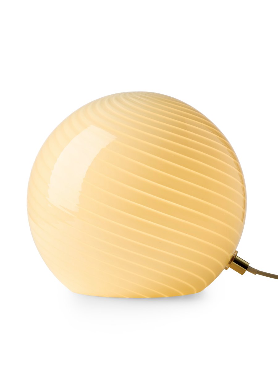 Candy 20cm Cremet hvid bordlampe Fra Halo Design - Med sin kompakte form og stilfulde design passer Candy lige så godt på et sidebord som i et vindue, på en hylde eller et natbord.