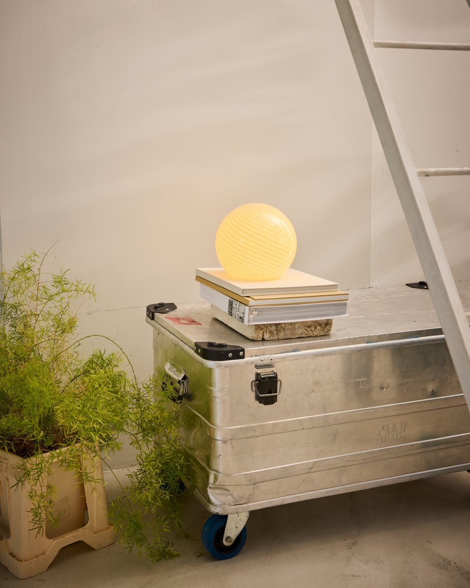 Candy 20cm Cremet hvid bordlampe Fra Halo Design - Med sin kompakte form og stilfulde design passer Candy lige så godt på et sidebord som i et vindue, på en hylde eller et natbord.