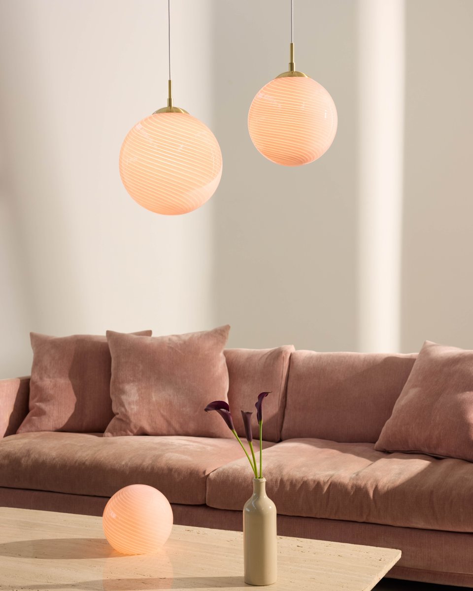 Candy 20cm Lyserød bordlampe Fra Halo Design - Med sin kompakte form og stilfulde design passer Candy lige så godt på et sidebord som i et vindue, på en hylde eller et natbord.