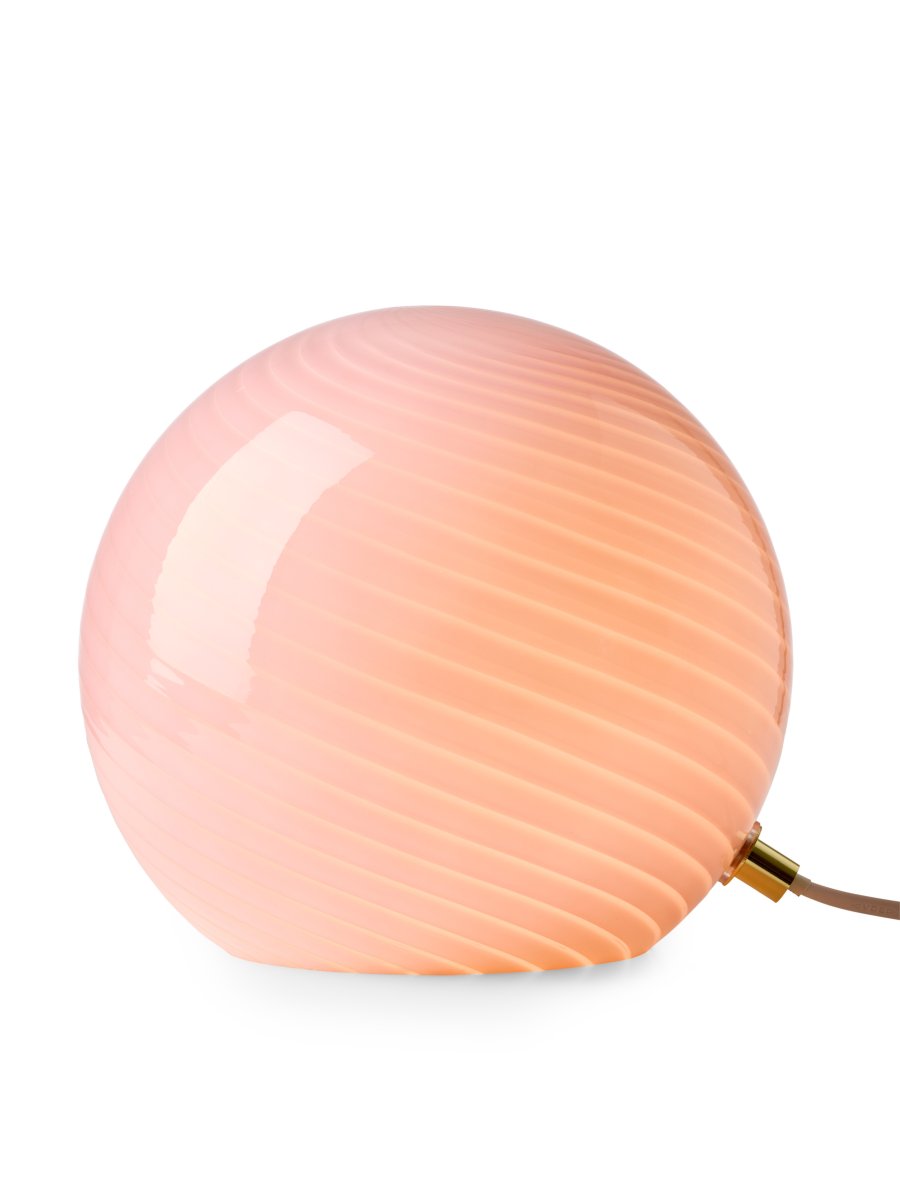 Candy 20cm Lyserød bordlampe Fra Halo Design - Med sin kompakte form og stilfulde design passer Candy lige så godt på et sidebord som i et vindue, på en hylde eller et natbord.