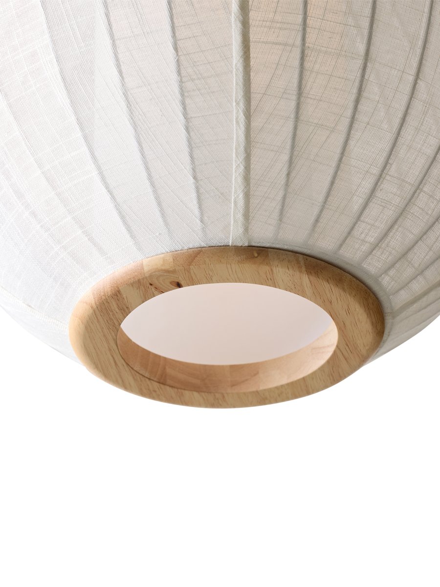 Balloon Ø50 Cremet hvid loftslampe Fra Halo Design - Balloon er en elegant loftslampe med et afrundet, ballonformet design, der bliver et smukt blikfang i rummet.