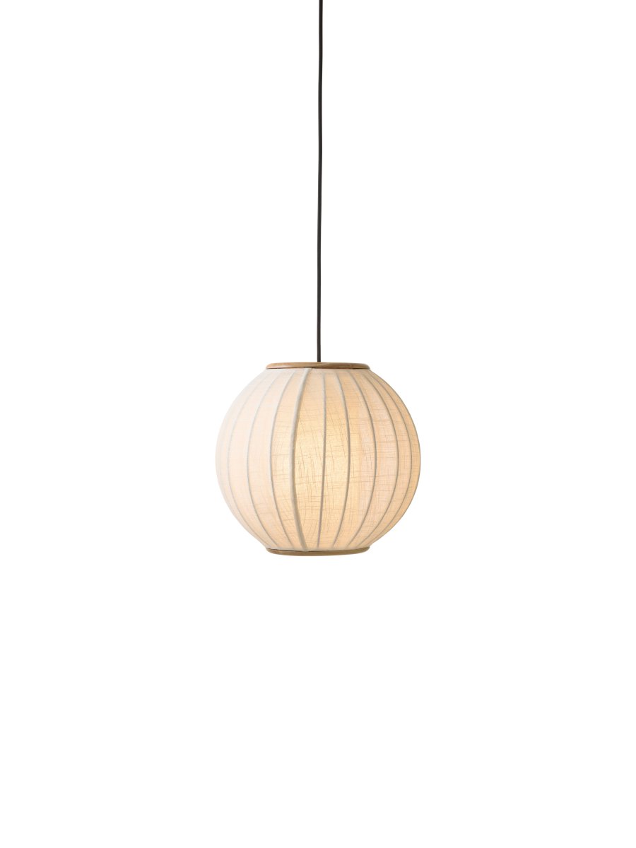 Balloon Ø30 Cremet hvid loftslampe Fra Halo Design - Balloon er en elegant loftslampe med et afrundet, ballonformet design, der bliver et smukt blikfang i rummet.