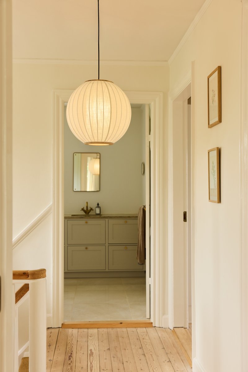 Balloon Ø40 Cremet hvid loftslampe Fra Halo Design - Balloon er en elegant loftslampe med et afrundet, ballonformet design, der bliver et smukt blikfang i rummet.