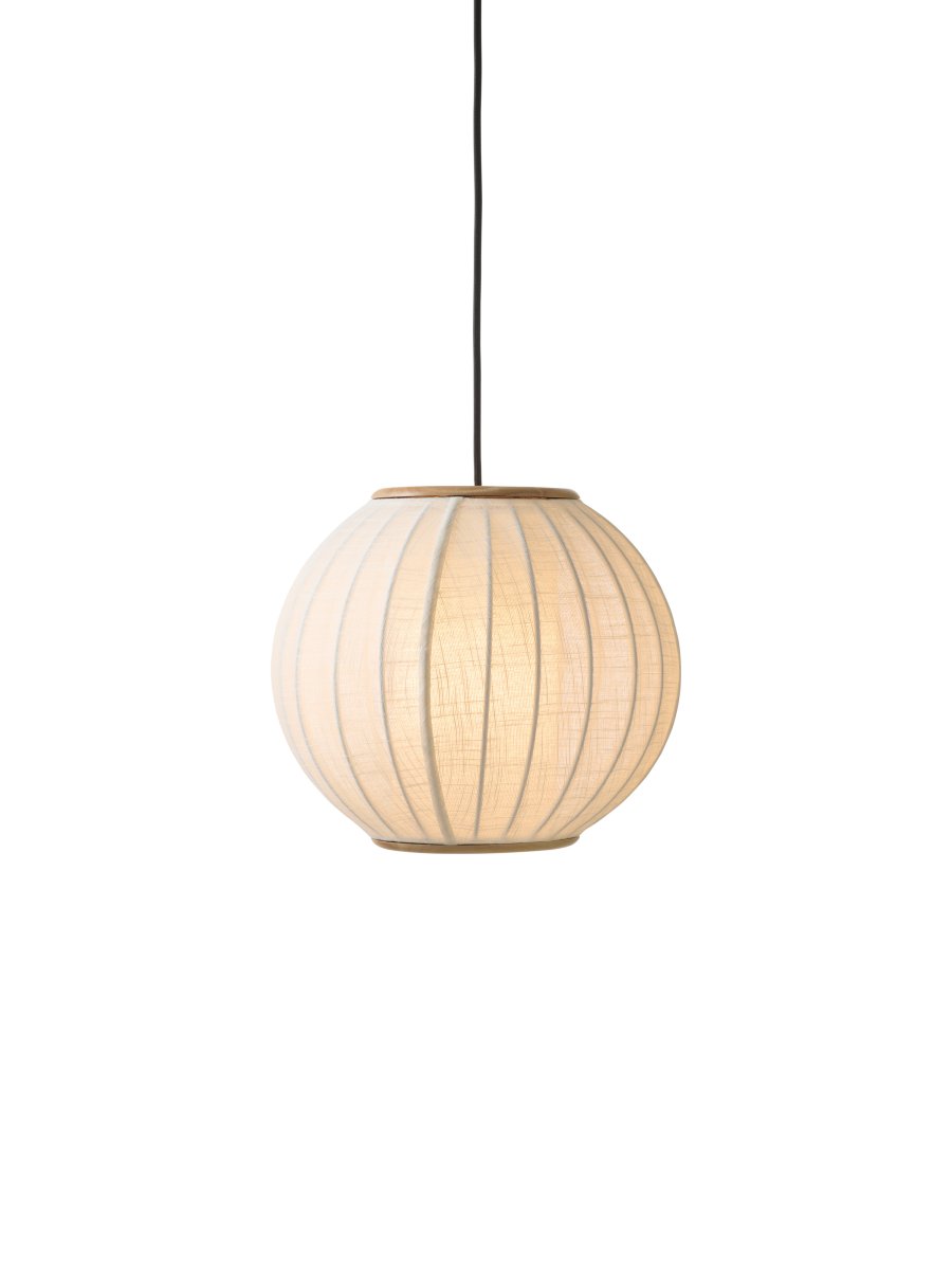 Balloon Ø40 Cremet hvid loftslampe Fra Halo Design - Balloon er en elegant loftslampe med et afrundet, ballonformet design, der bliver et smukt blikfang i rummet.