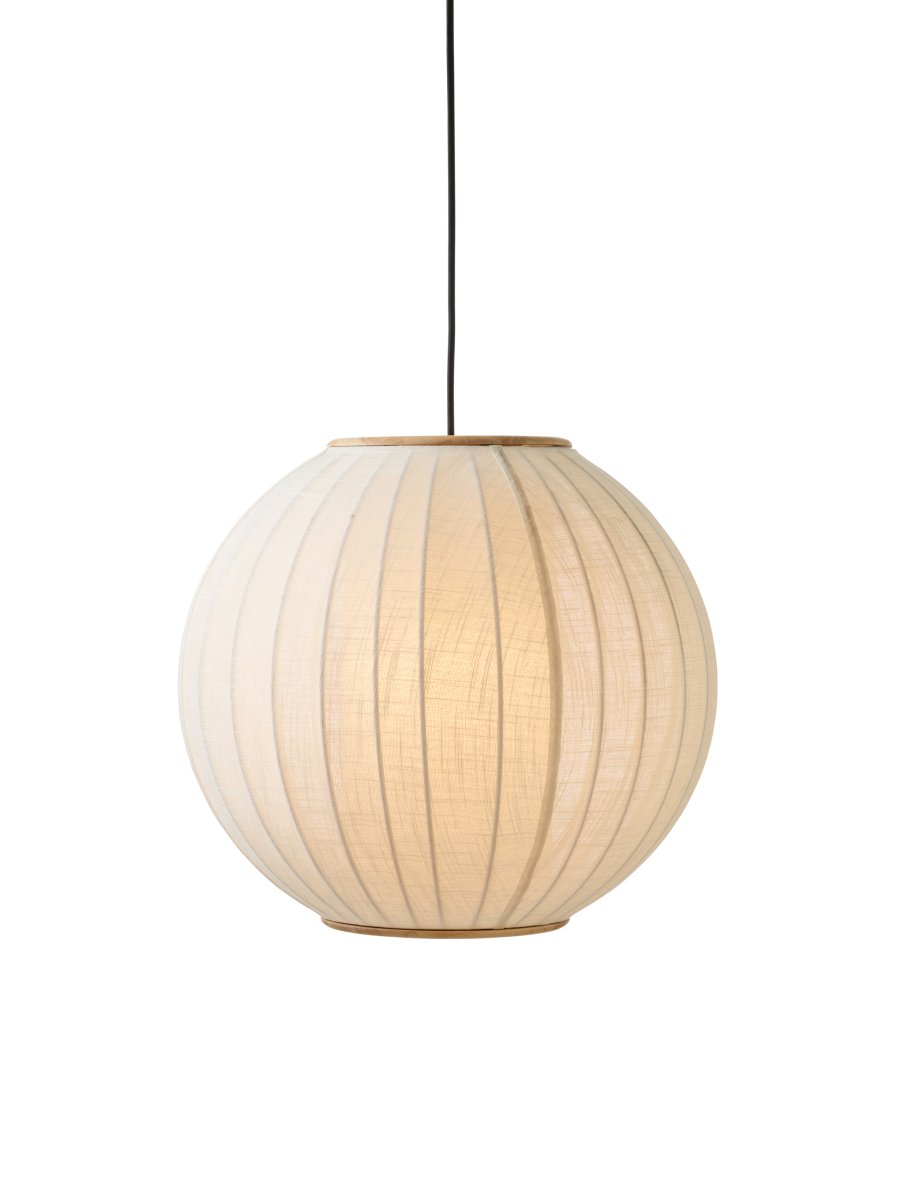 Balloon Ø50 Cremet hvid loftslampe Fra Halo Design - Balloon er en elegant loftslampe med et afrundet, ballonformet design, der bliver et smukt blikfang i rummet.