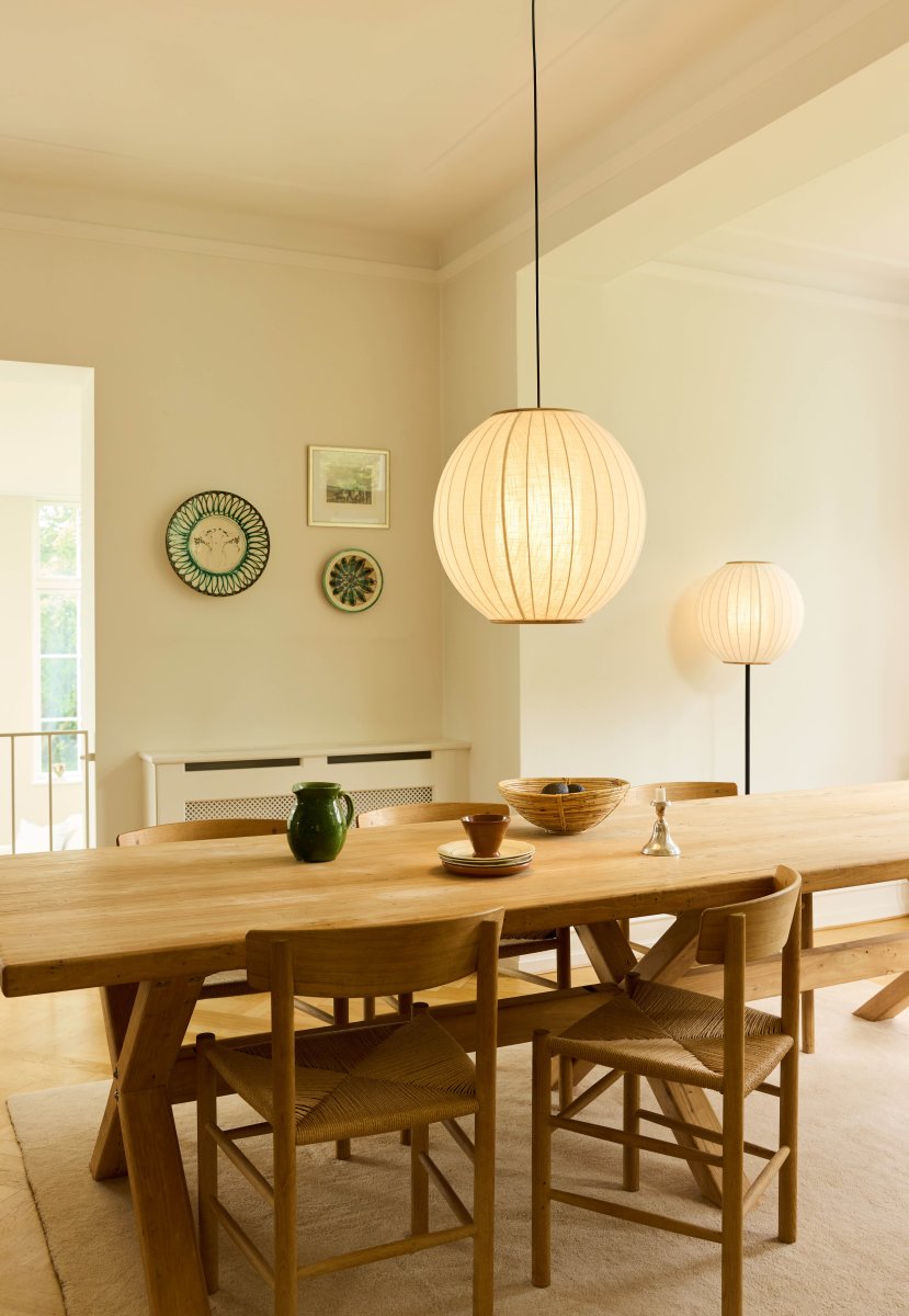 Balloon Cremet hvid gulvlampe Fra Halo Design - Den rundede skærm i cremet hvidt, linnedlignende tekstil suppleres af dekorative detaljer i massivt træ, der giver lampen et varmt og harmonisk udtryk.